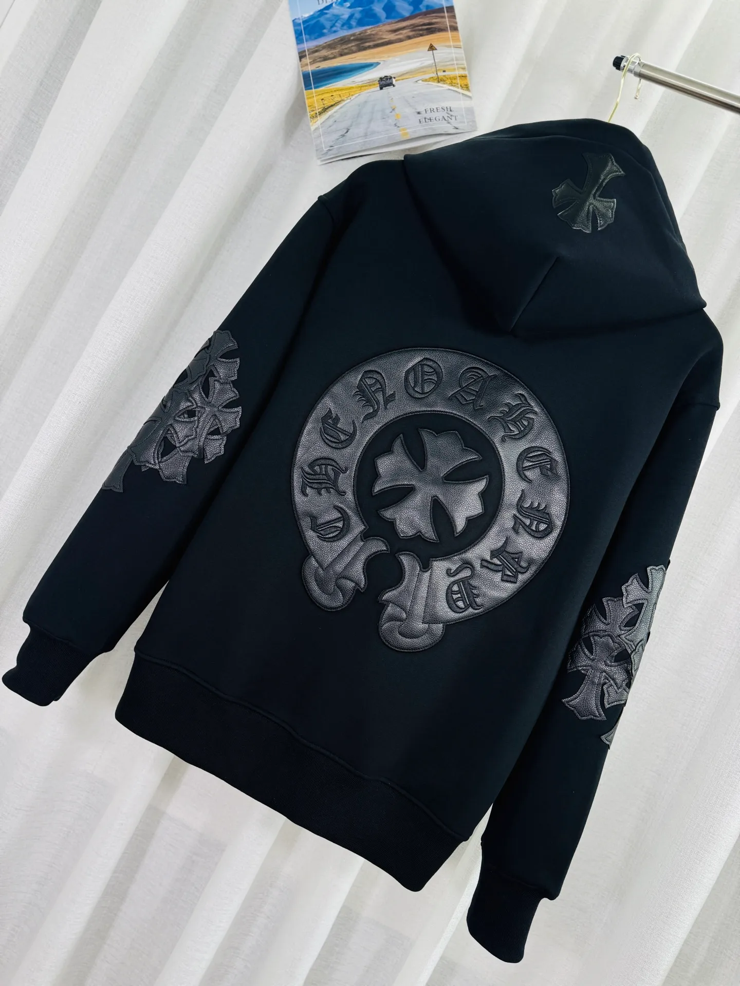 P380 top version, real shot without P, ​​different from market currency) 𝗖𝗵𝗿𝗼𝗺𝗲 𝗛𝗲𝗮𝗿𝘁𝘀/Cro Heart 2025 washed and burned flower patch embroidered autumn and winter new original single counter American patchwork 3D three-dimensional couple casual cardigan plus velvet jacket 👑The highest version! Customized fabric 550g tripe terry fabric! American acid-washed and distressed original fabric, laser burning + patch embroidery, exquisite embroidery of letters! The best-selling model in the counter, very comfortable to wear. Accessories: original molded and authenticated collar label➕100% silk wash label. Genuine purchase-grade original hangtag➕matching hanging rope➕3D hanging beads➕original packaging bag. Craftsmanship: The original version has consistent wiring! The highest version of the armhole matching technique! Color: Black Size: S M L XL Style No.: 612